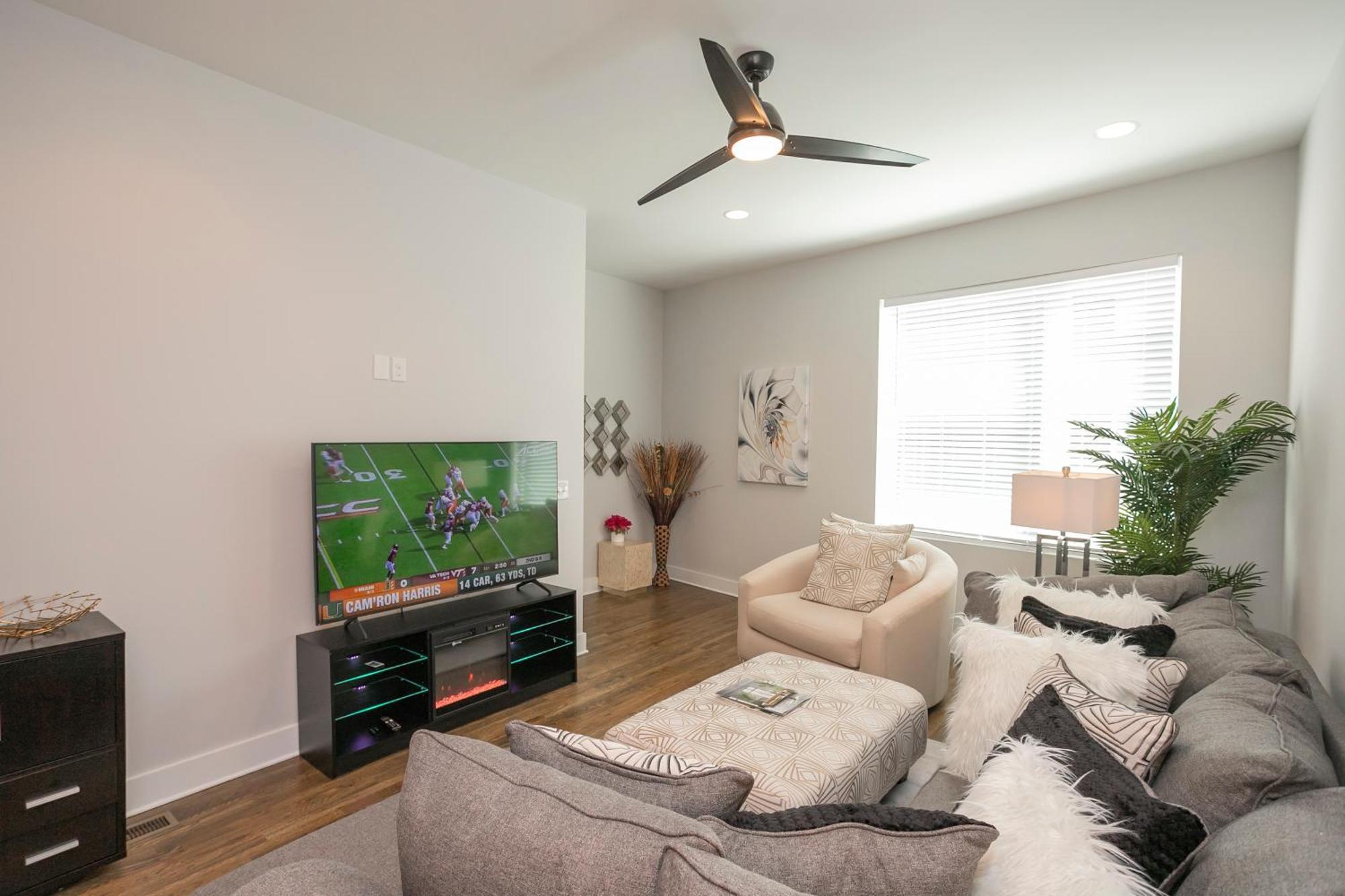 Luxury Townhome Skyline Views Mins To Dt Nashville Esterno foto